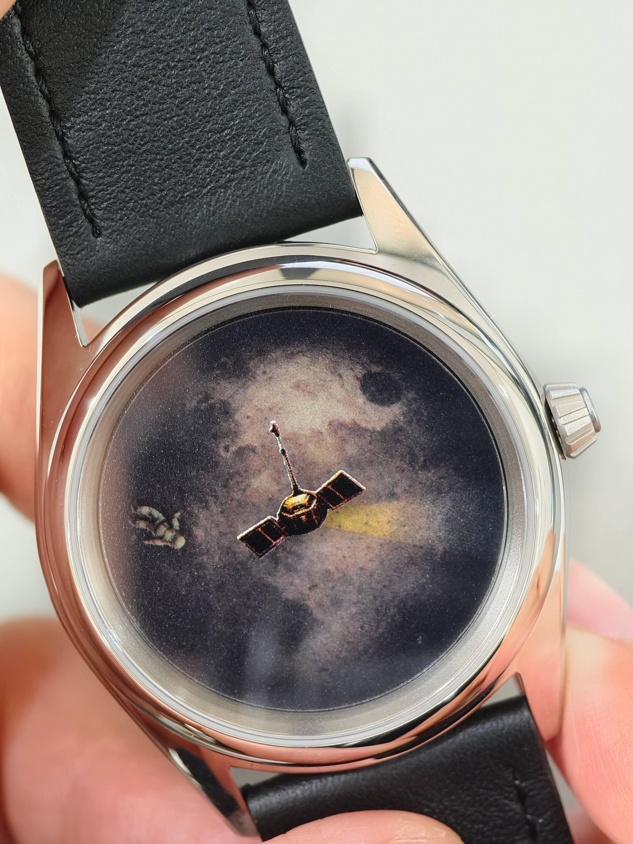 قاعدة القمر - إصدار محدود